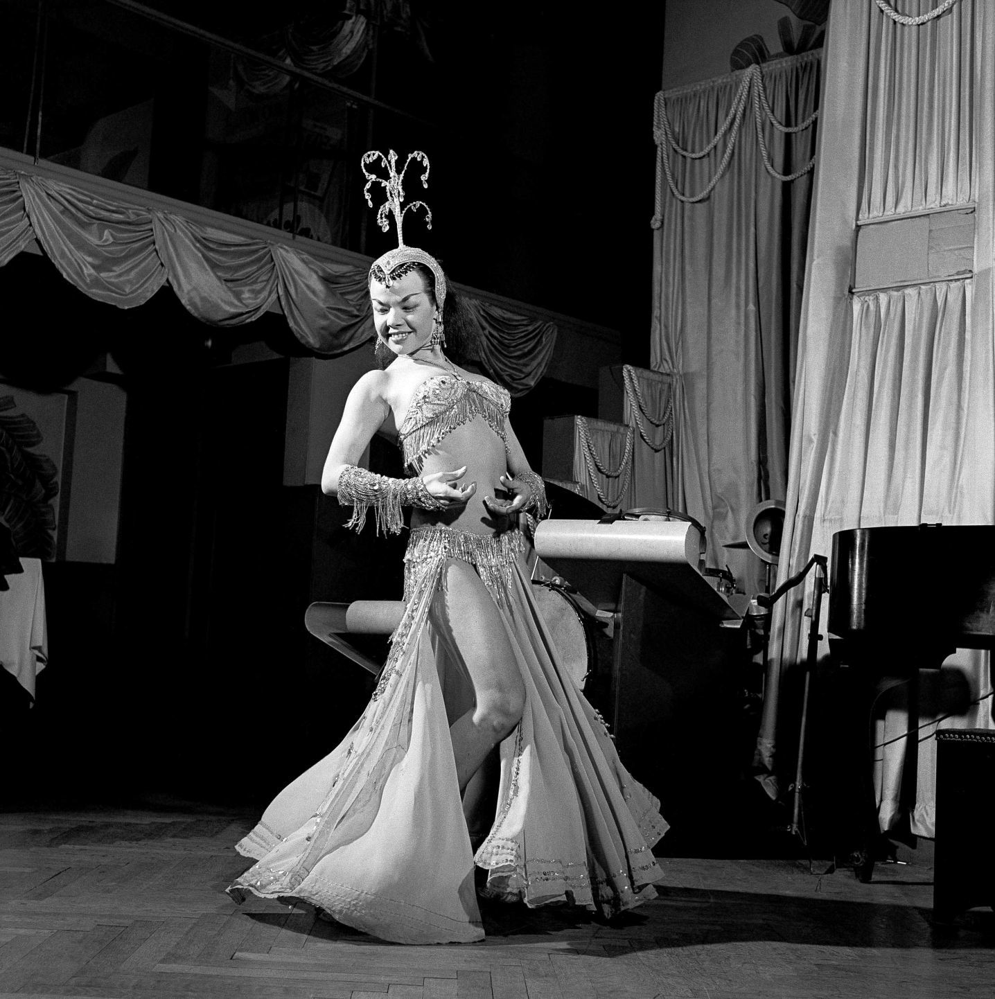 1954: Belly dancer